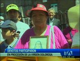 Devotos participan en la procesión de la Virgen Dolorosa