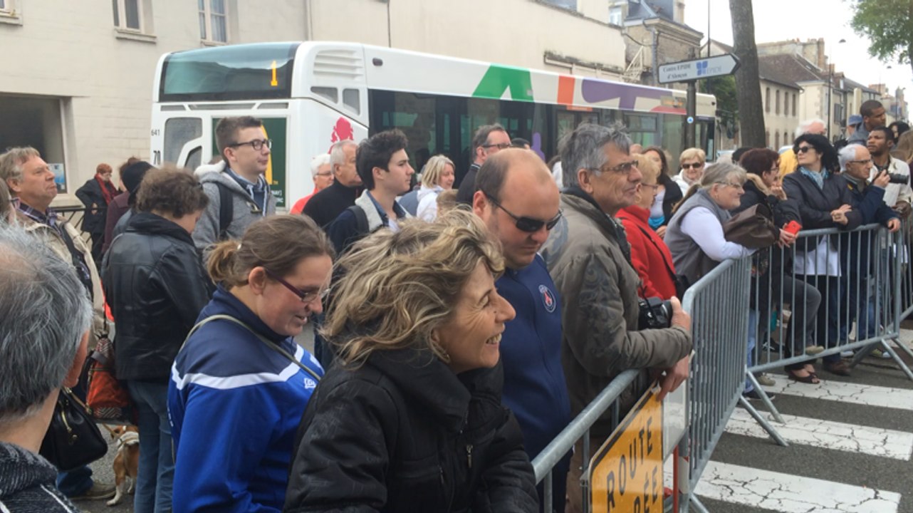 Le président Hollande arrive à l'Epide