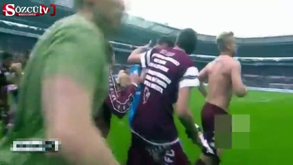 Kadın taraftar futbolcunun şortunu aldı