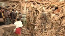 Nepal'deki Deprem - Kurtarma Çalışmalarına Depremzedelerde Yardım Ediyor