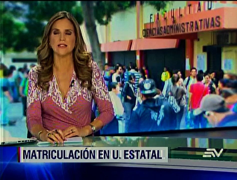 Extensas filas para conseguir matrículas en la universidad de Guayaquil