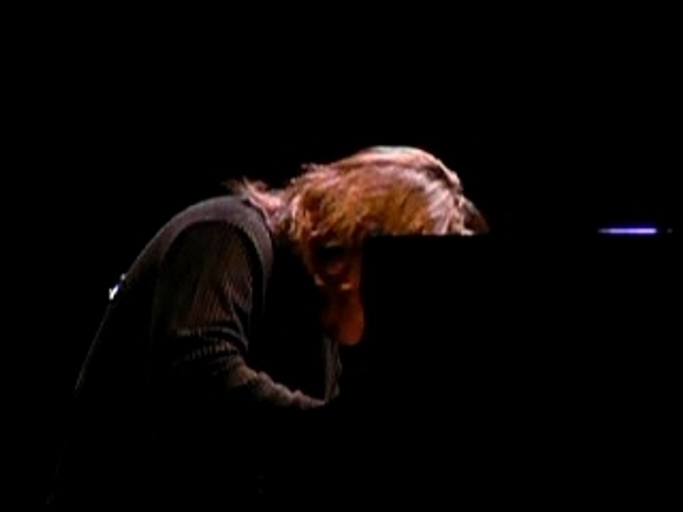 Dorantes improvisa sobre el piano