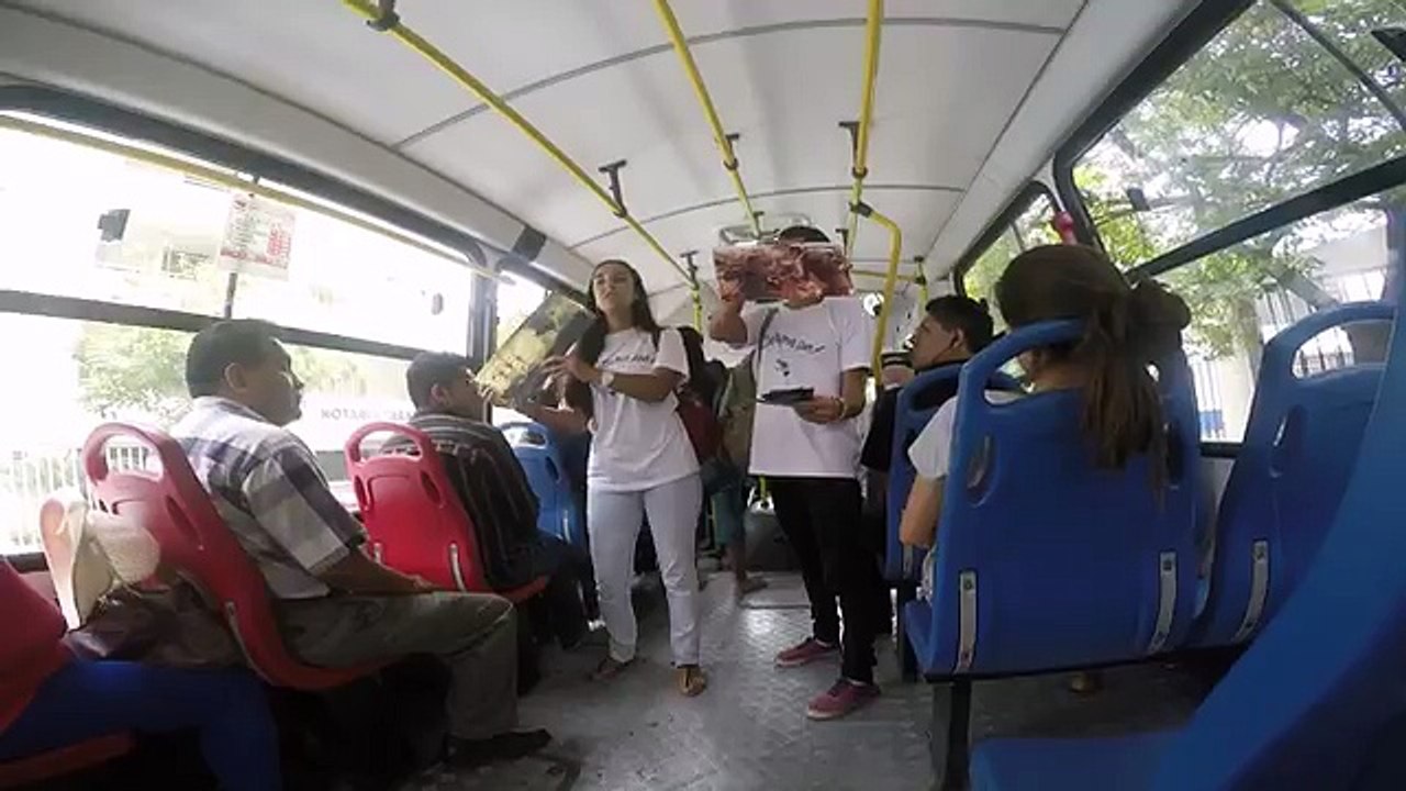 YouTube: jóvenes dan clases de historia en combi