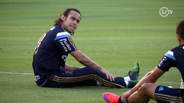 'Ai, ai, ai'! Valdivia faz graça com lesão em treino do Palmeiras