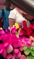 A man in a train makes the day of a flower selling women, see what happenedt