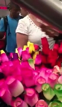 A man in a train makes the day of a flower selling women, see what happenedt