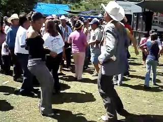 Este si sabe Bailar Duranguense.