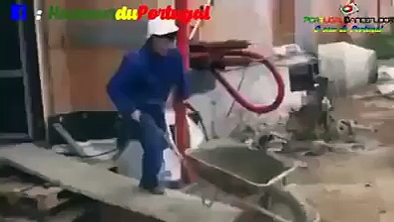 Ces Ouvriers font un Rallye avec leur Brouette