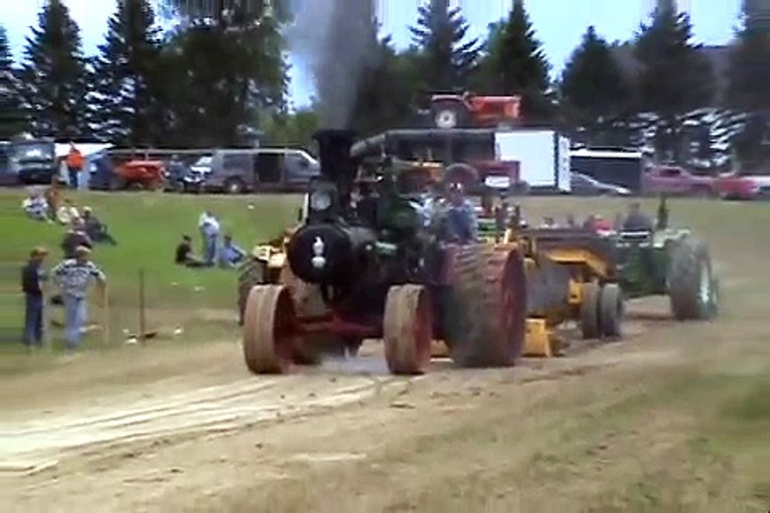Case Steam tractor at rollag WMSTR 2010 tractor pull....powers out with wheels in the air!!!