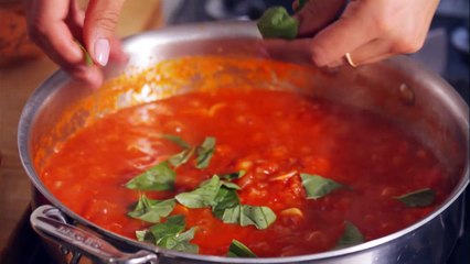 Make Basic Tomato Sauce | Cooking How To | Food Network Asia