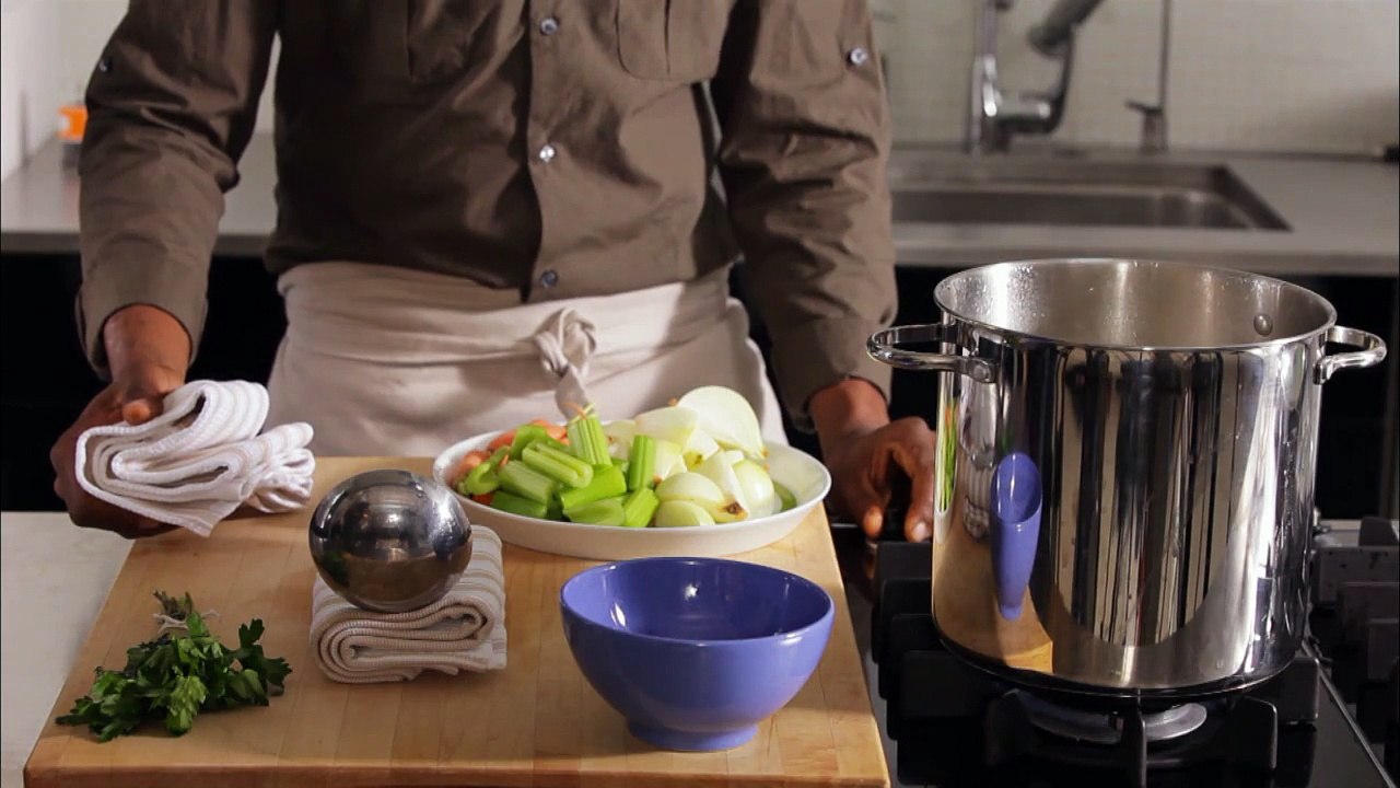 Make Chicken Stock | Cooking How To | Food Network Asia