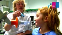 Julia (8) kijkt met de dokter hoe het met haar longen gaat.