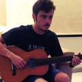 Tomás Fonzi aprendiendo a tocar la guitarra