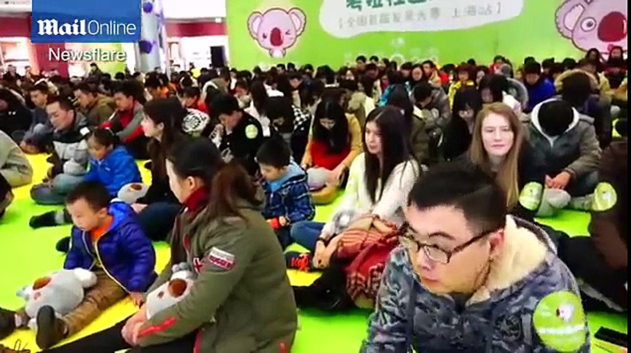 Hundreds Of People In China Stay Still To Win An Iphone 6!