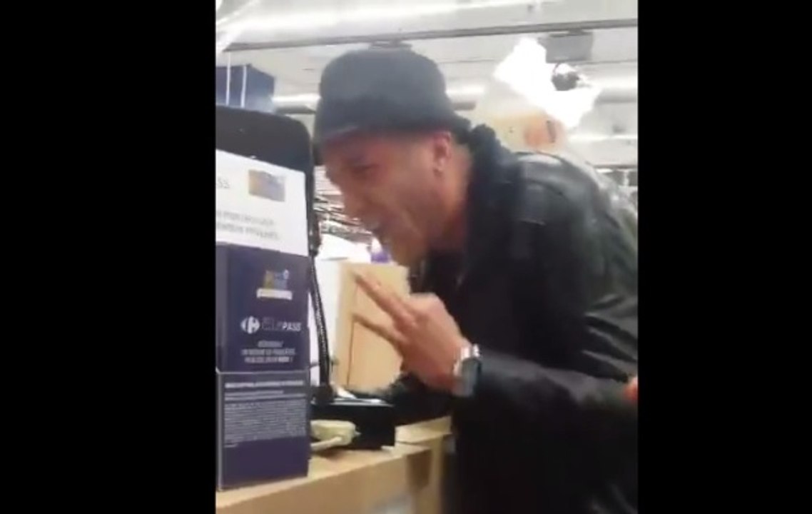 Un père ultra vénère appelle son fils Karim dans un centre commercial