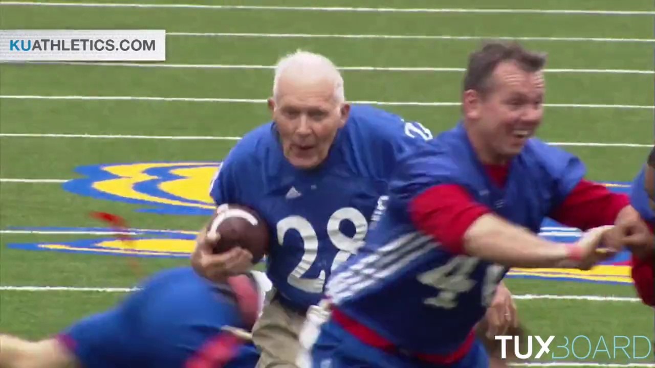 Bryan Sperry, vétéran de la 2e Guerre Mondiale, marque un Touchdown à 89 ans !