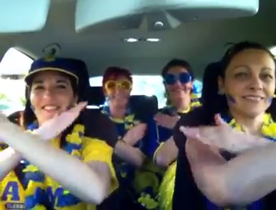 Les filles de Clermont chantent "Allez Clermont" dans la voiture avec le son de Wazoo
