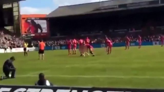 Chris Hala Ufia met un énorme plaquage à un streaker