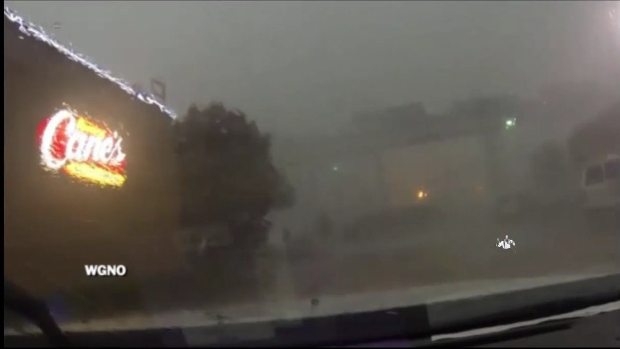 Un train tombe d'un pont à cause des vents violents