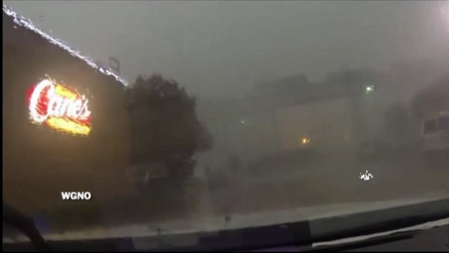 Un train tombe d'un pont à cause des vents violents