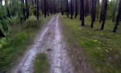 ayı ormanda bisikletle gezen adamı saldırmak içi peşinden koşuyor