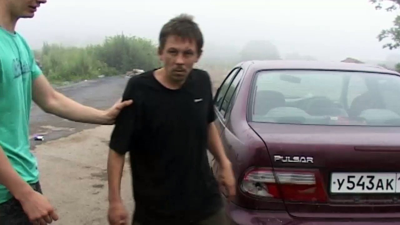 The drunk driver destroys the car conducteur ivre  casses sa voiture Пьяный крушит свою машину