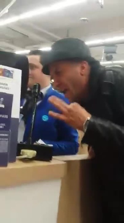 Un papa cherche son fils dans un magasin