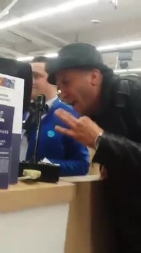 Un papa cherche son fils dans un magasin