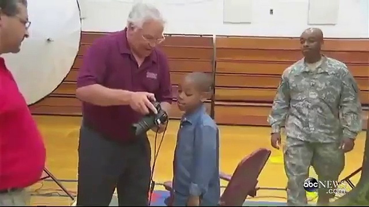 Un militaire photobombe son fils à son retour de l'armée