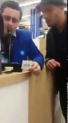 HAHA HA ! Le pétage de câble ! Le petit Karim, il est dans la mouise !