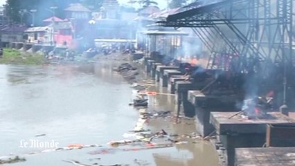 Crémations en grand nombre au Népal