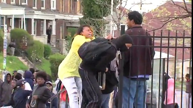 A Baltimore une mère met des tartes à son fils qui jetait des cailloux sur la police