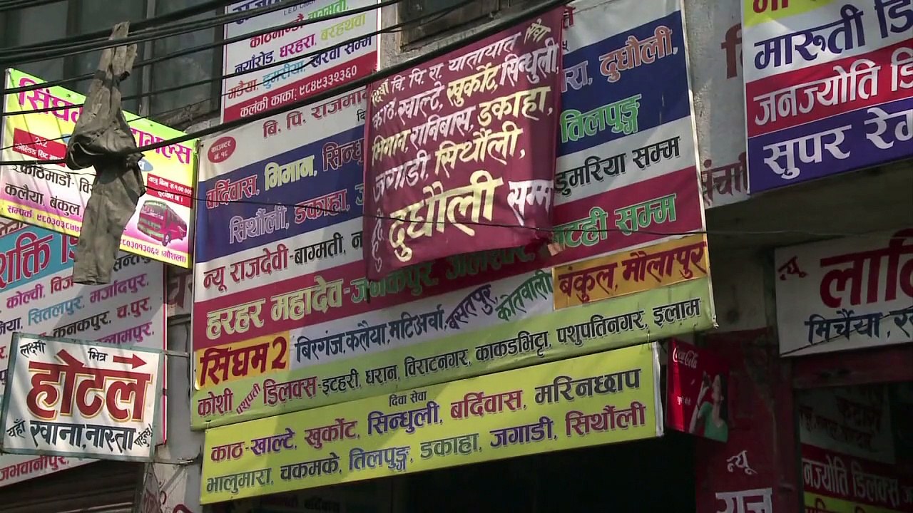 Massenflucht aus Kathmandu nach Beben