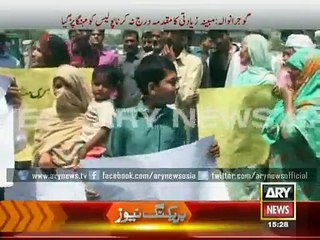 Women in Gujranwala throw eggs on Police