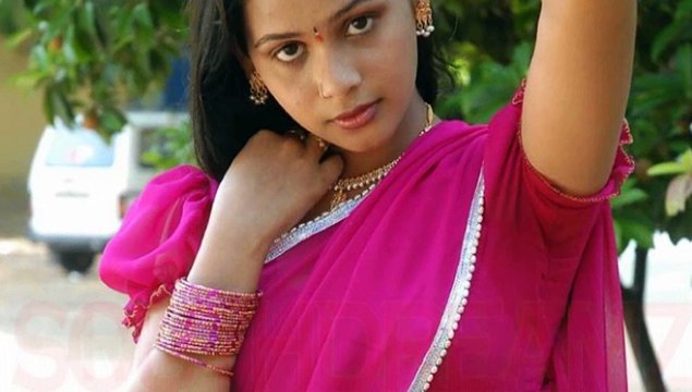 Mallu Actors priyanka Hot deep navel in pink saree