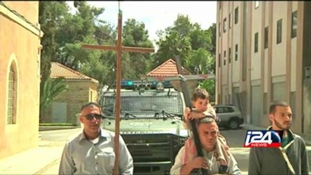 المسيحيون يقيمون صلوات القداس إحياء لذكرى الجمعة العظيمة