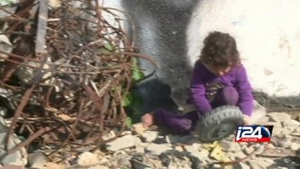 بانسكي يروي معاناة غزة على بقايا منازلها المدمرة