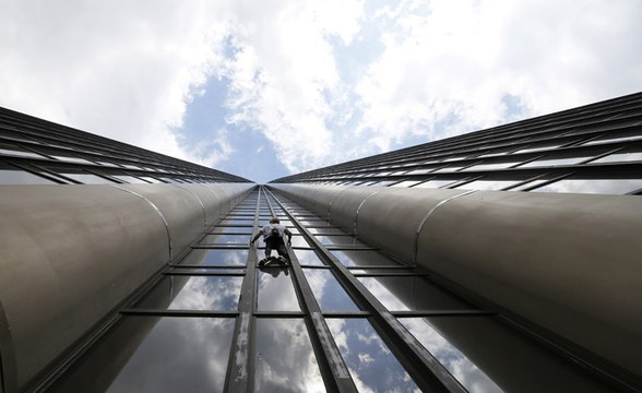 Drapeau du Népal en poche, le « Spiderman » français grimpe sur la tour Montparnasse