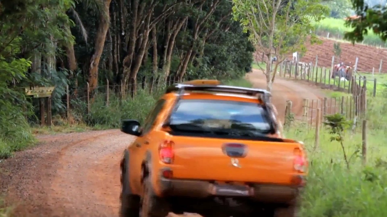 DESIGN R$ 128.990 Mitsubishi L200 Triton Savana Off Edition 2015 4x4 MT5 aro 16 3.2 16v Turbo Diesel 180 cv 38 mkgf