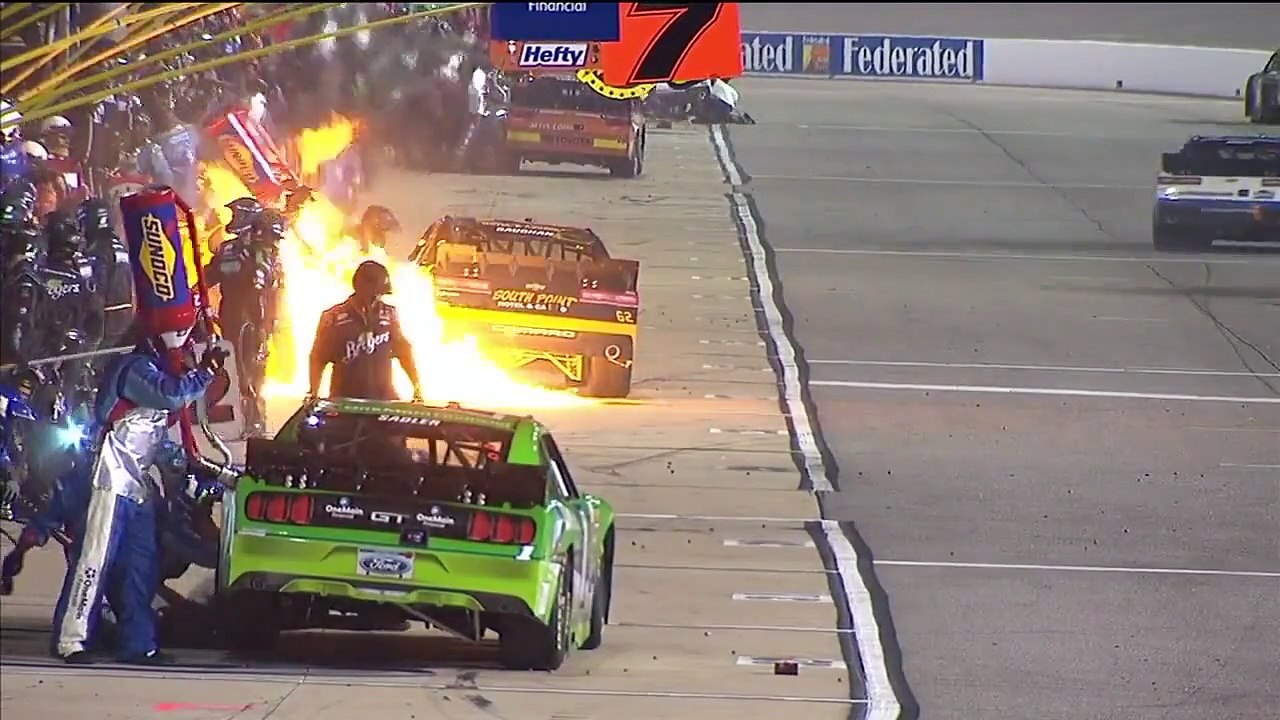 Stand de Nascar en feu lors du ravitaillement