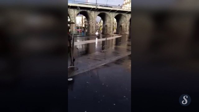 Un motard policier range des barrières de sécurité