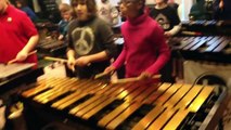 Des enfants jouent Crazy Train aux percussions