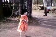 Un chien avec une robe marche comme un humain