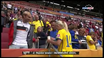 Formasını çıkaran kadın futbolcu