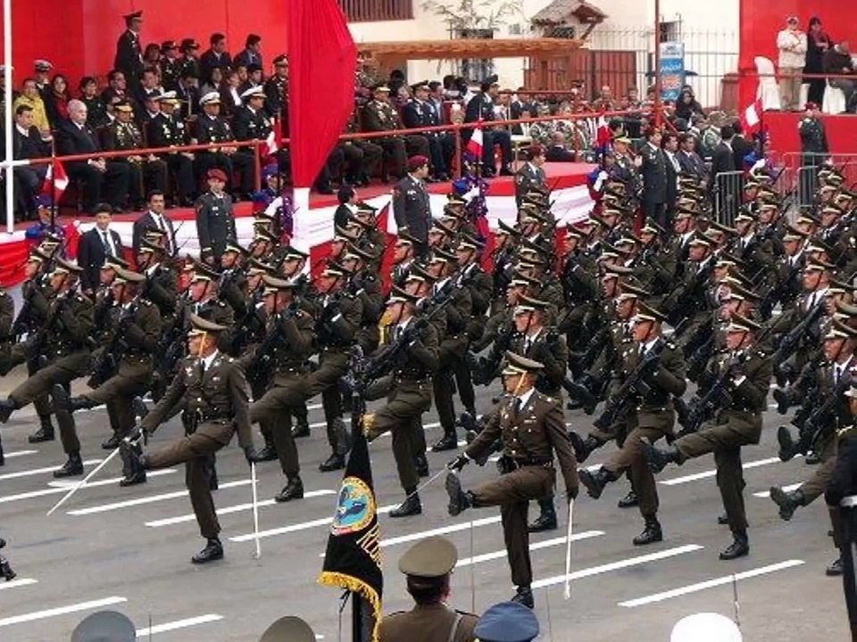 "LOS PERUANOS PASAN" * (Marcha Militar Peruana)