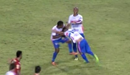 Deux joueurs d'une même équipe en viennent aux mains