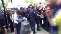Fenerbahçe Takım Otobüsüne Taşlı Saldırı