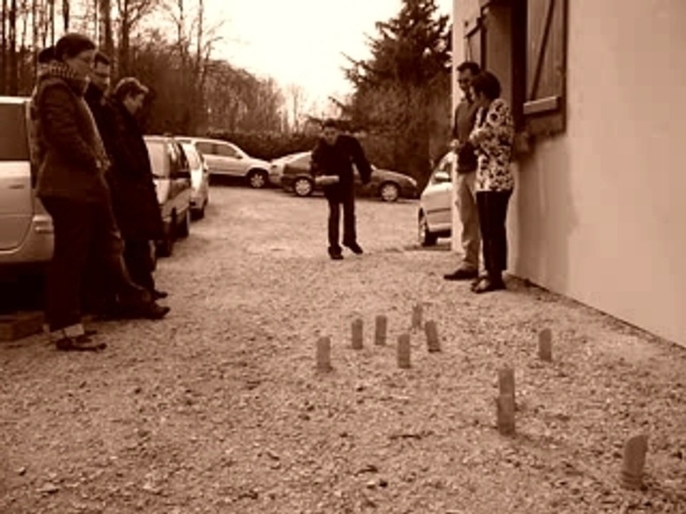 Cyrille et Greg jouent au Mölkky