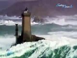 increible tomenta con olas gigantes chocando contra faros en la costa