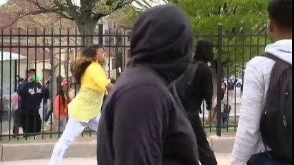 Une mère gronde violemment son fils qui participe aux émeutes de Baltimore